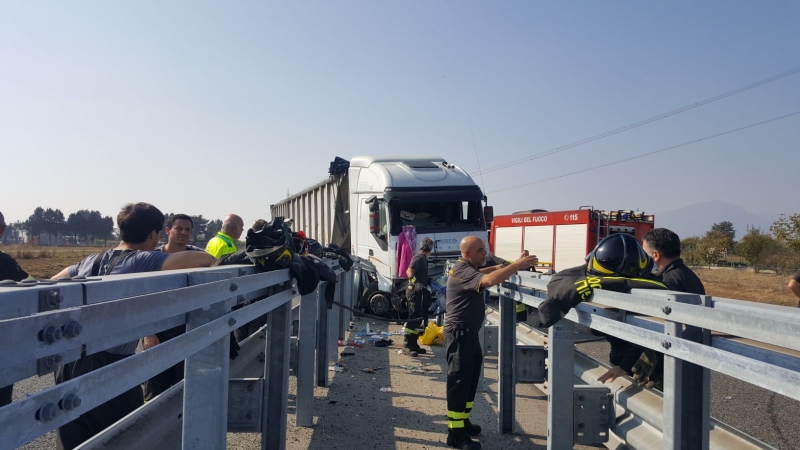 CANDIOLO - Grave incidente sull'autostrada Torino-Pinerolo, camionista in condizioni critiche - LE FOTO -