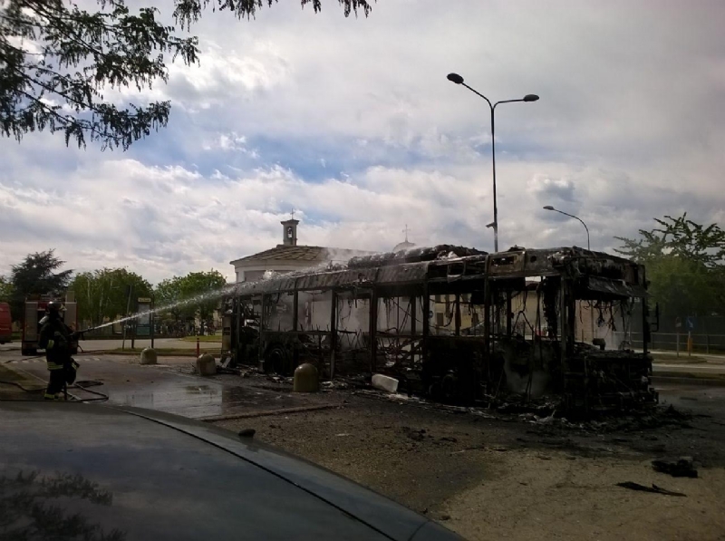 VIRLE - A fuoco un autobus, paura nella zona industriale Sant'Antonio