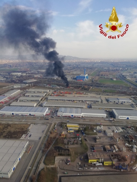 ORBASSANO-TORINO - Incendio strada del Portone, Arpa assicura: «Aria non inquinata»