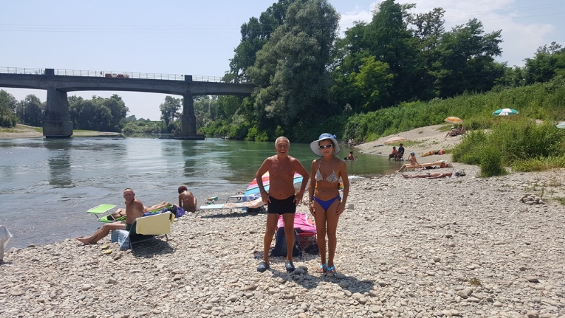 CARMAGNOLA - Appuntamento a «Carmagnola beach» per i forzati della tintarella, ma sulla spiaggia restano troppi rifiuti