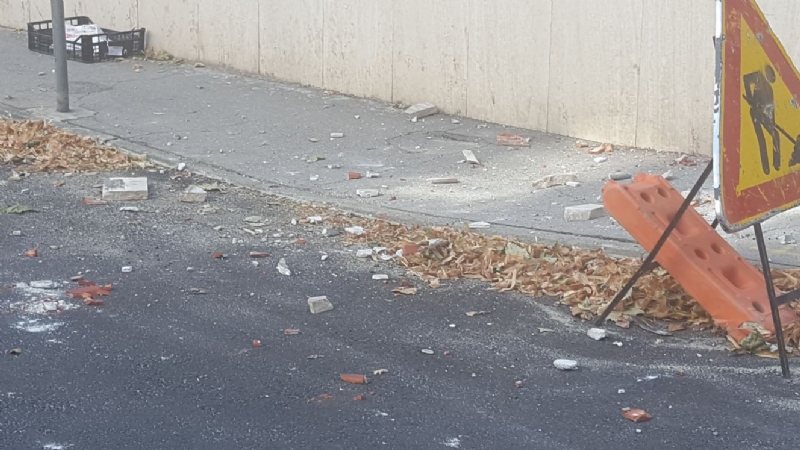 NICHELINO - Crolla un cornicione dell'edificio ex Granato Mobili: transennata la via
