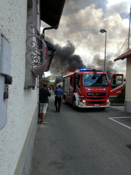 BEINASCO - Incendio nel deposito di un'impresa di costruzioni a Borgaretto: tanta paura, ma nessun ferito