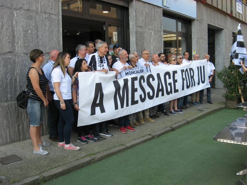 MONCALIERI - Parte dallo Juventus Club cittadino uno striscione che arriverà fino a Cardiff