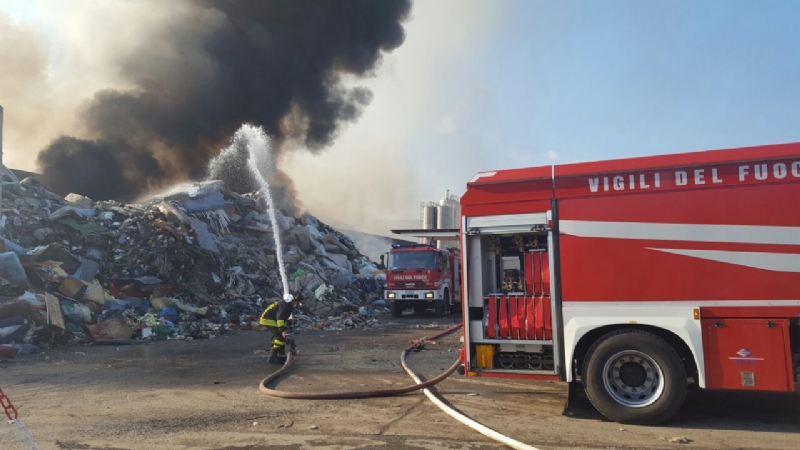 LA LOGGIA - Grave incendio alla CMT. Originato forse da un corto circuito