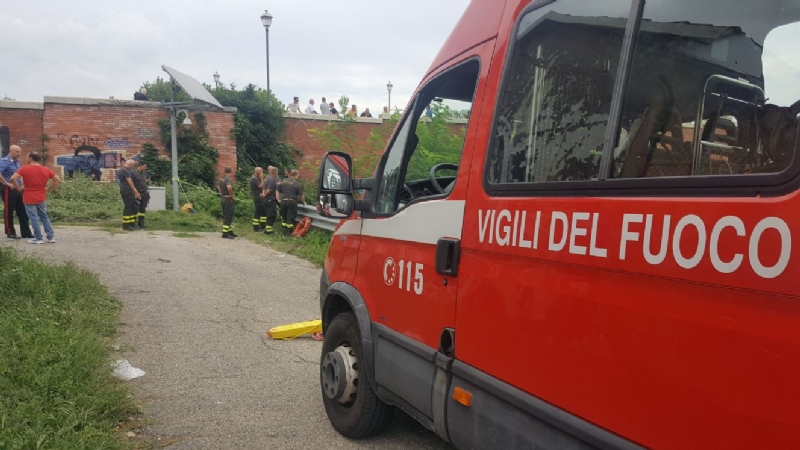 MONCALIERI - Uomo scompare nelle acque del Po: ricerche in corso da parte dei sommozzatori