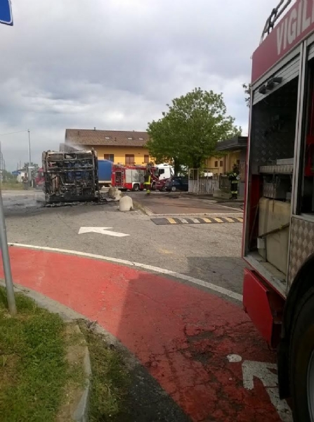 VIRLE - A fuoco un autobus, paura nella zona industriale Sant'Antonio
