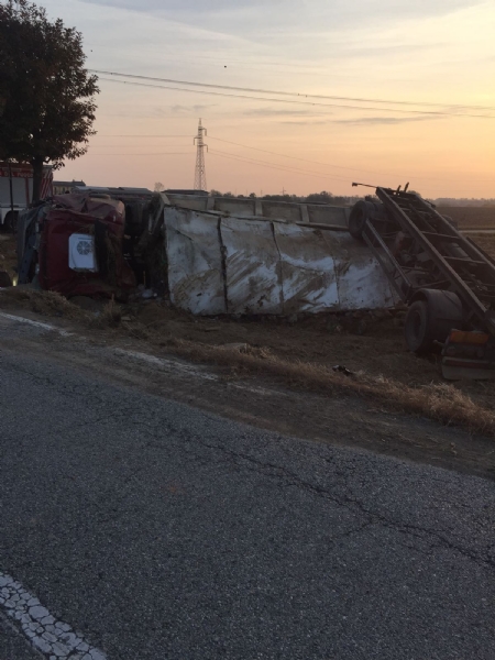CARMAGNOLA - Camion carico di rifiuti si ribalta sulla provinciale per Poirino: ferito il conducente