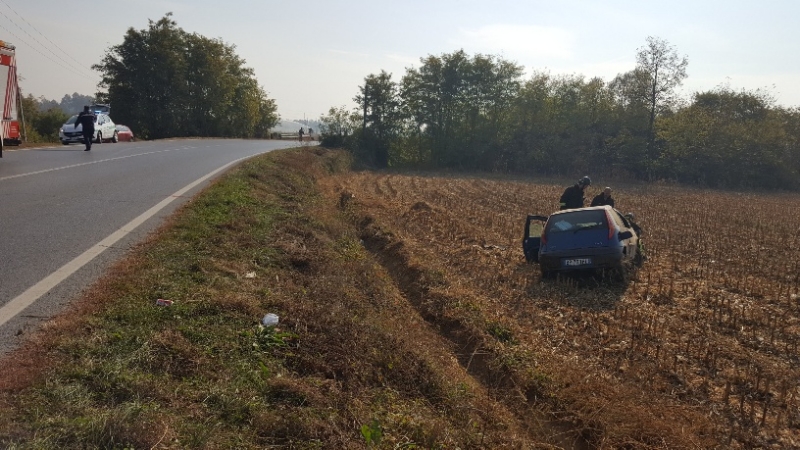 CARMAGNOLA - Esce di strada e finisce in un campo. Automobilista ricoverata al Cto