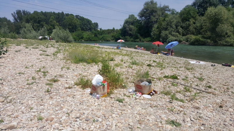 CARMAGNOLA - Appuntamento a «Carmagnola beach» per i forzati della tintarella, ma sulla spiaggia restano troppi rifiuti
