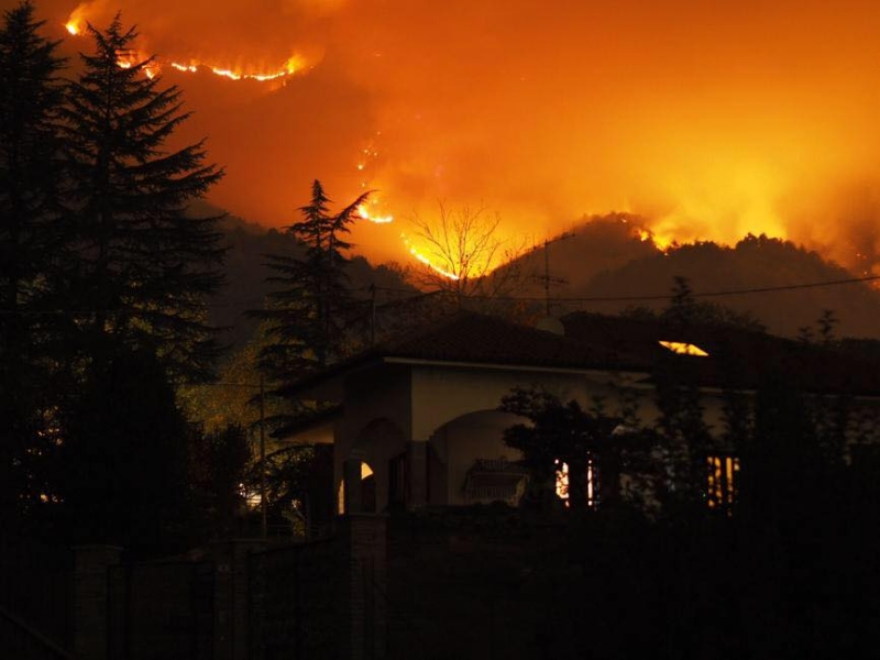 CINTURA SUD - Il fumo degli incendi arriva in pianura. L'Arpa: «Possono aumentare concentrazioni di Pm10»