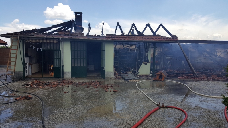 BEINASCO - Incendio nel deposito di un'impresa di costruzioni a Borgaretto: tanta paura, ma nessun ferito