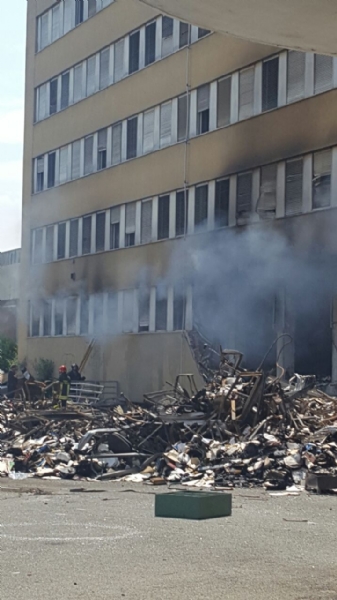NICHELINO - Viberti ancora in fiamme: bruciano masserizie e rifiuti abbandonati  - FOTO