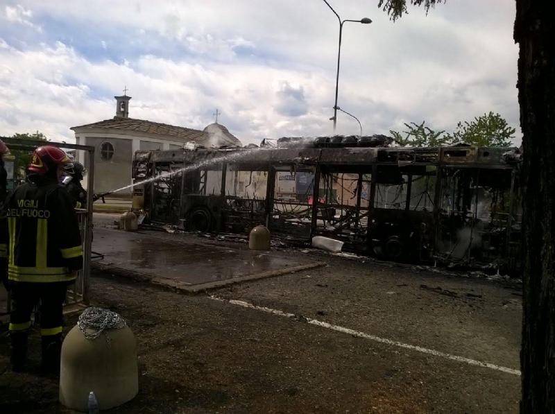 VIRLE - A fuoco un autobus, paura nella zona industriale Sant'Antonio