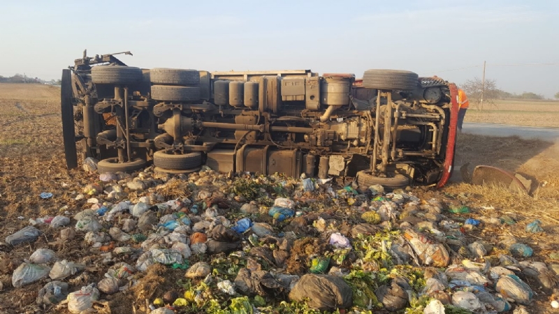 CARMAGNOLA - Camion carico di rifiuti si ribalta sulla provinciale per Poirino: ferito il conducente