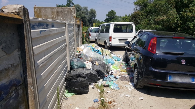 CARMAGNOLA - Appuntamento a «Carmagnola beach» per i forzati della tintarella, ma sulla spiaggia restano troppi rifiuti