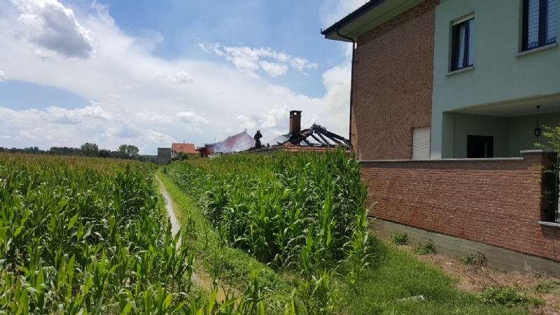 BEINASCO - Incendio nel deposito di un'impresa di costruzioni a Borgaretto: tanta paura, ma nessun ferito