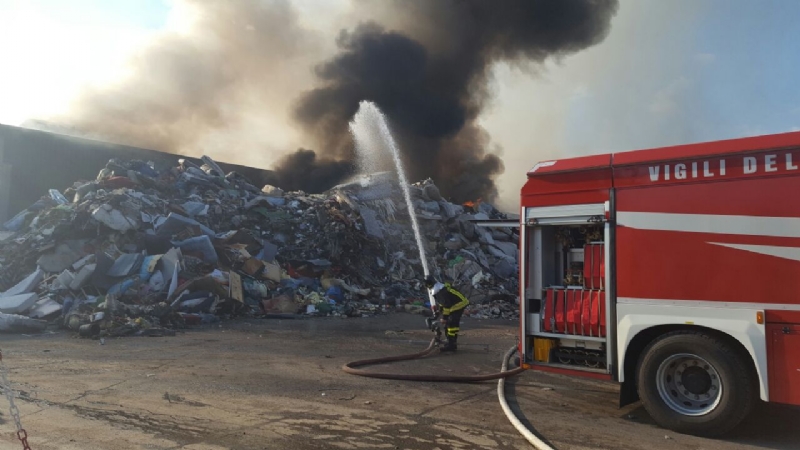 LA LOGGIA - Grave incendio alla CMT. Originato forse da un corto circuito