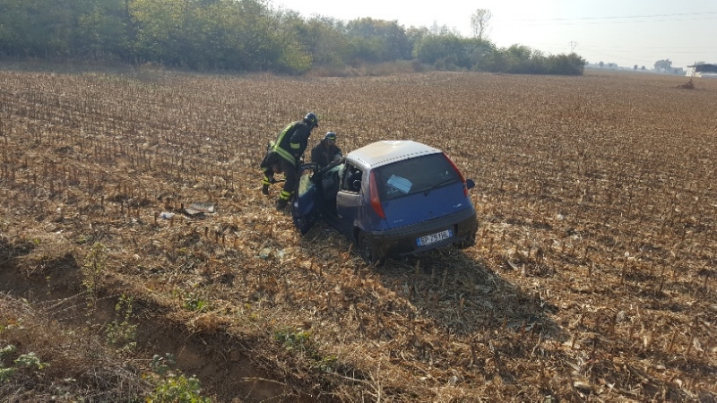CARMAGNOLA - Esce di strada e finisce in un campo. Automobilista ricoverata al Cto
