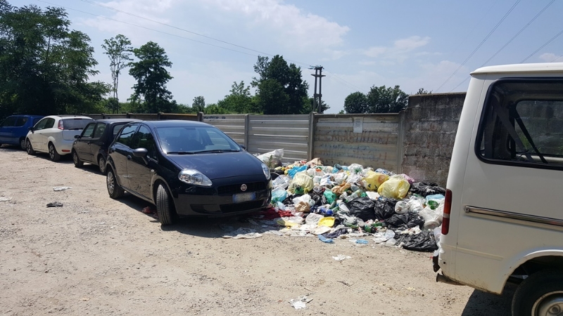CARMAGNOLA - Appuntamento a «Carmagnola beach» per i forzati della tintarella, ma sulla spiaggia restano troppi rifiuti