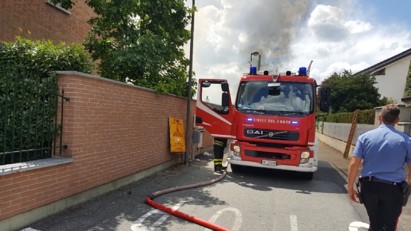 BEINASCO - Incendio nel deposito di un'impresa di costruzioni a Borgaretto: tanta paura, ma nessun ferito