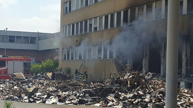 NICHELINO - Viberti ancora in fiamme: bruciano masserizie e rifiuti abbandonati  - FOTO