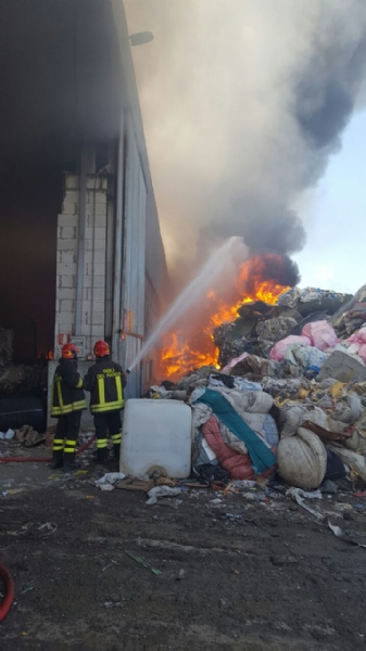 LA LOGGIA - Grave incendio alla CMT. Originato forse da un corto circuito