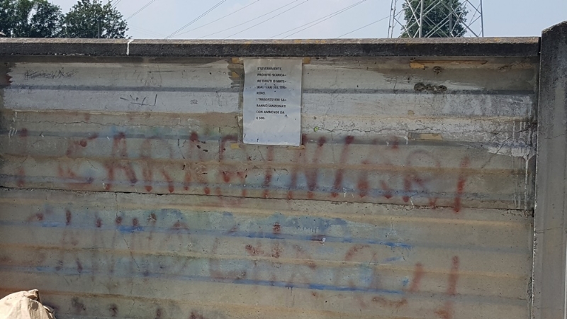 CARMAGNOLA - Appuntamento a «Carmagnola beach» per i forzati della tintarella, ma sulla spiaggia restano troppi rifiuti