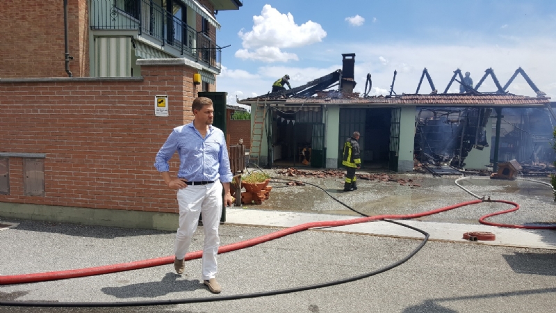 BEINASCO - Incendio nel deposito di un'impresa di costruzioni a Borgaretto: tanta paura, ma nessun ferito