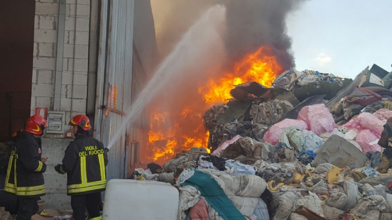 LA LOGGIA - Grave incendio alla CMT. Originato forse da un corto circuito
