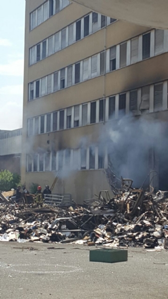 NICHELINO - Viberti ancora in fiamme: bruciano masserizie e rifiuti abbandonati  - FOTO