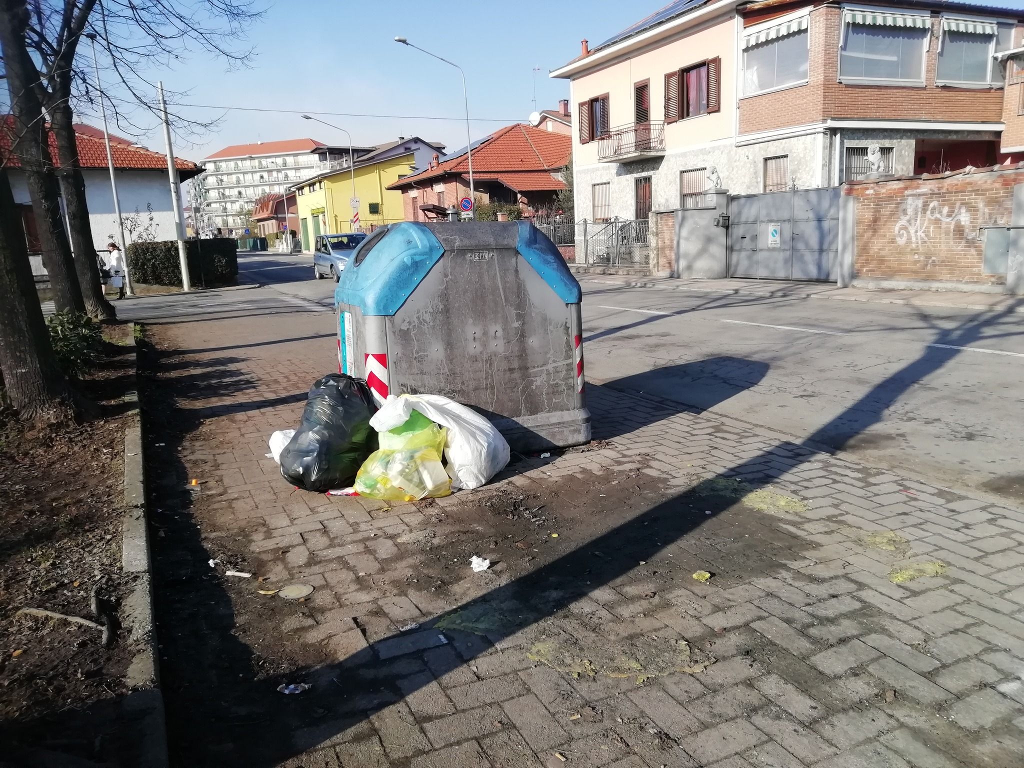 NICHELINO - I bidoni della plastica bruciati sono stati rimossi, i sacchetti della spazzatura abbandonati a terra