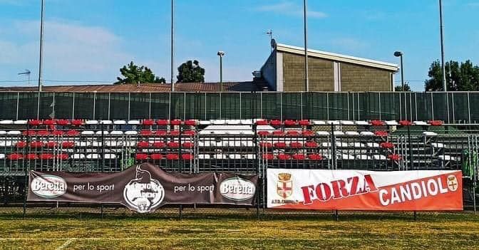 CANDIOLO - Nuovo look per il campo sportivo con la tribuna biancorossa