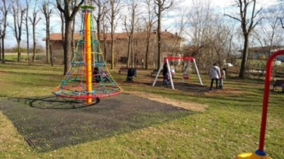 PIOSSASCO - 'Vietare la vendita di alcolici in vetro vicino ai giardini', ma la giunta frena