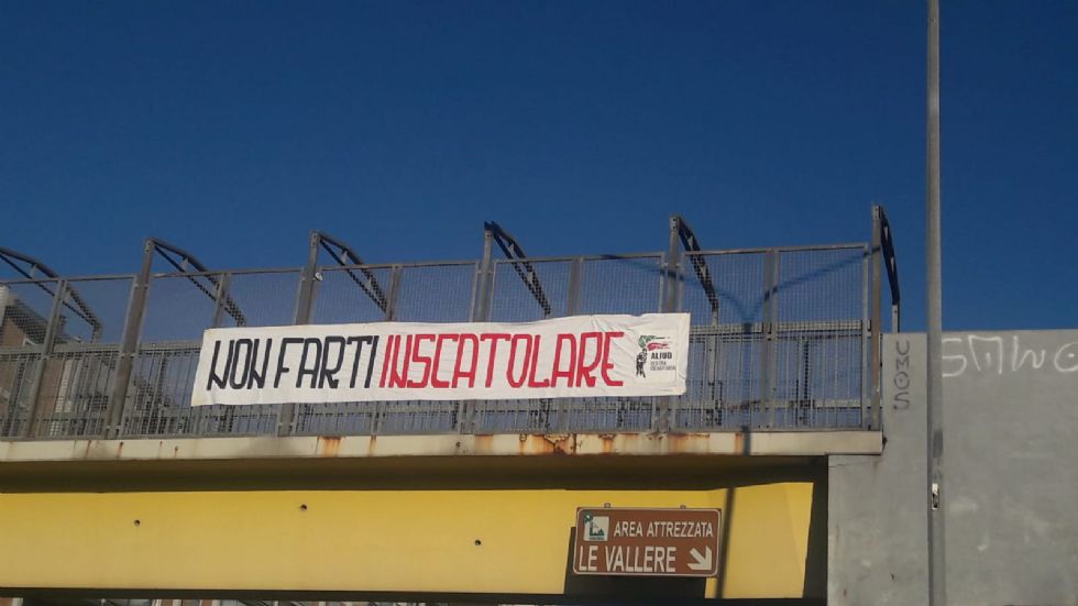 MONCALIERI - Striscione contro le Sardine sulla passerella delle Vallere