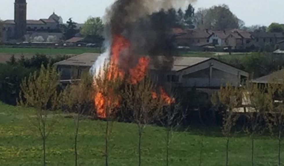 CARMAGNOLA - A fuoco un deposito di attrezzi nella zona di via Roma