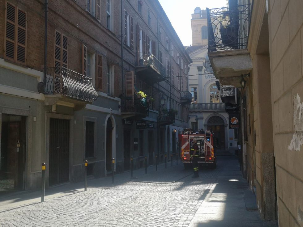 MONCALIERI - Paura per un principio di incendio in un appartamento in centro storico