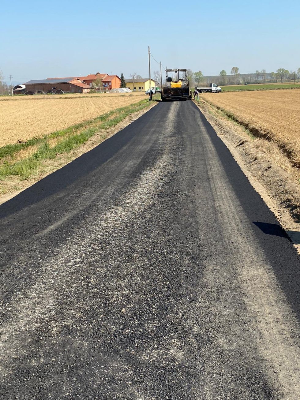 CARMAGNOLA - Altri 'segni' di normalità: cantieri in città di riqualificazione strade