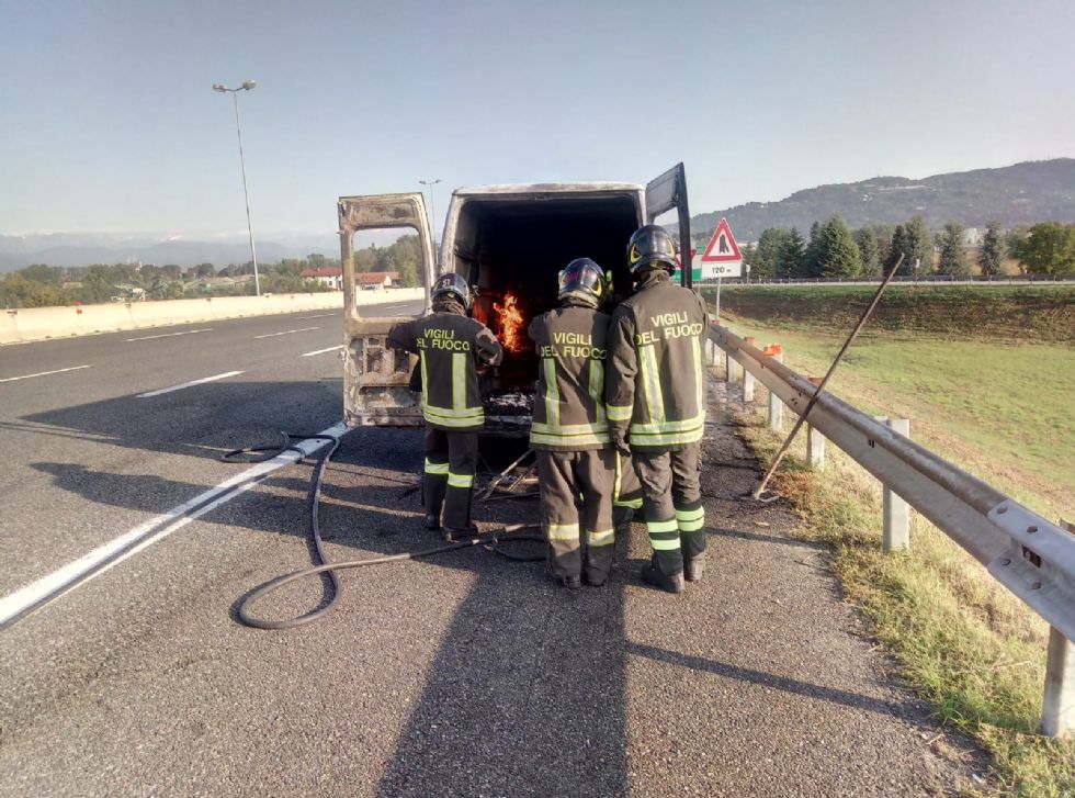 CARMAGNOLA - Va a fuoco un furgone in autostrada: caos e paura ma nessun ferito