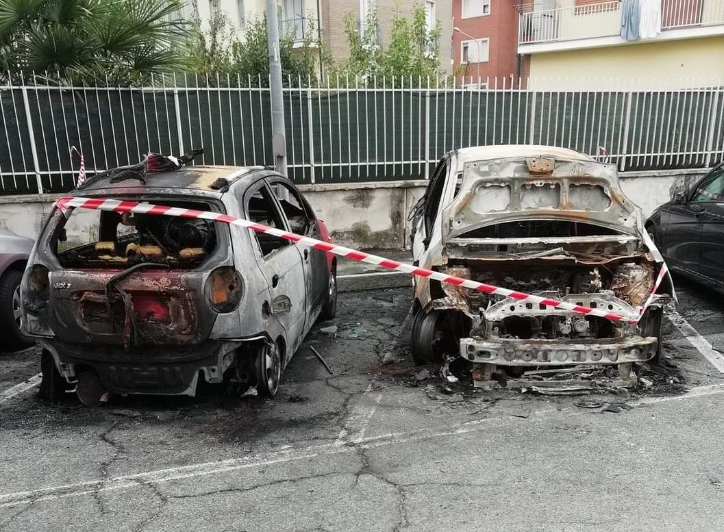 CARMAGNOLA - Auto in fiamme in via Toscanini: l'ipotesi dolosa