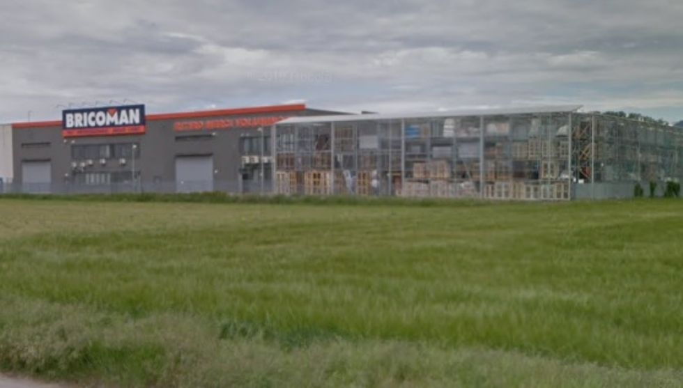 ORBASSANO - Il Comune ordina la demolizione della tettoia abusiva. Rivalta (per ora) no
