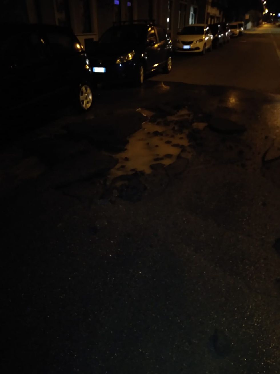 MONCALIERI - Esplode il tubo dell'acqua e l'autobus finisce sulle auto parcheggiate