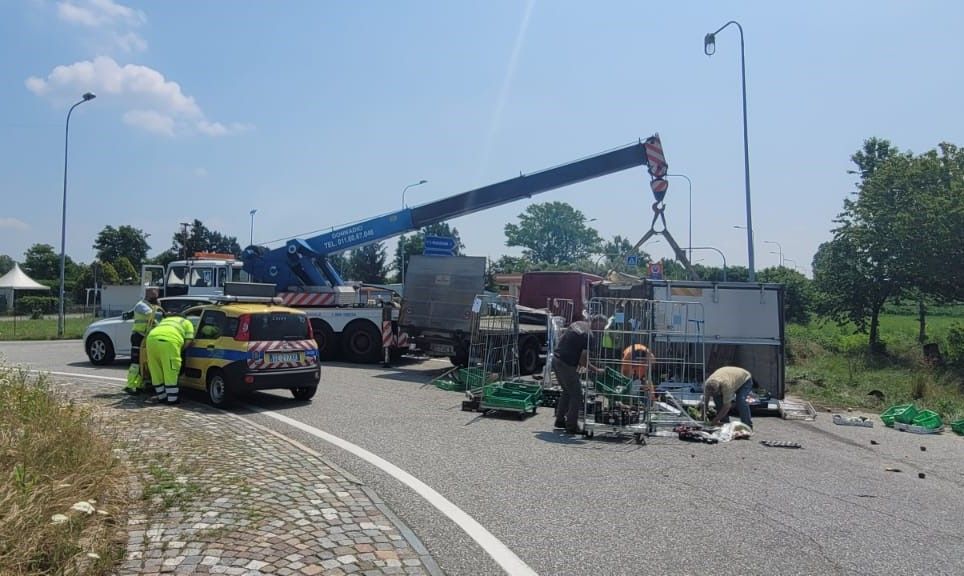 MONCALIERI - Si ribalta camion carico di frutta: corso Savona chiuso per le operazioni di soccorso