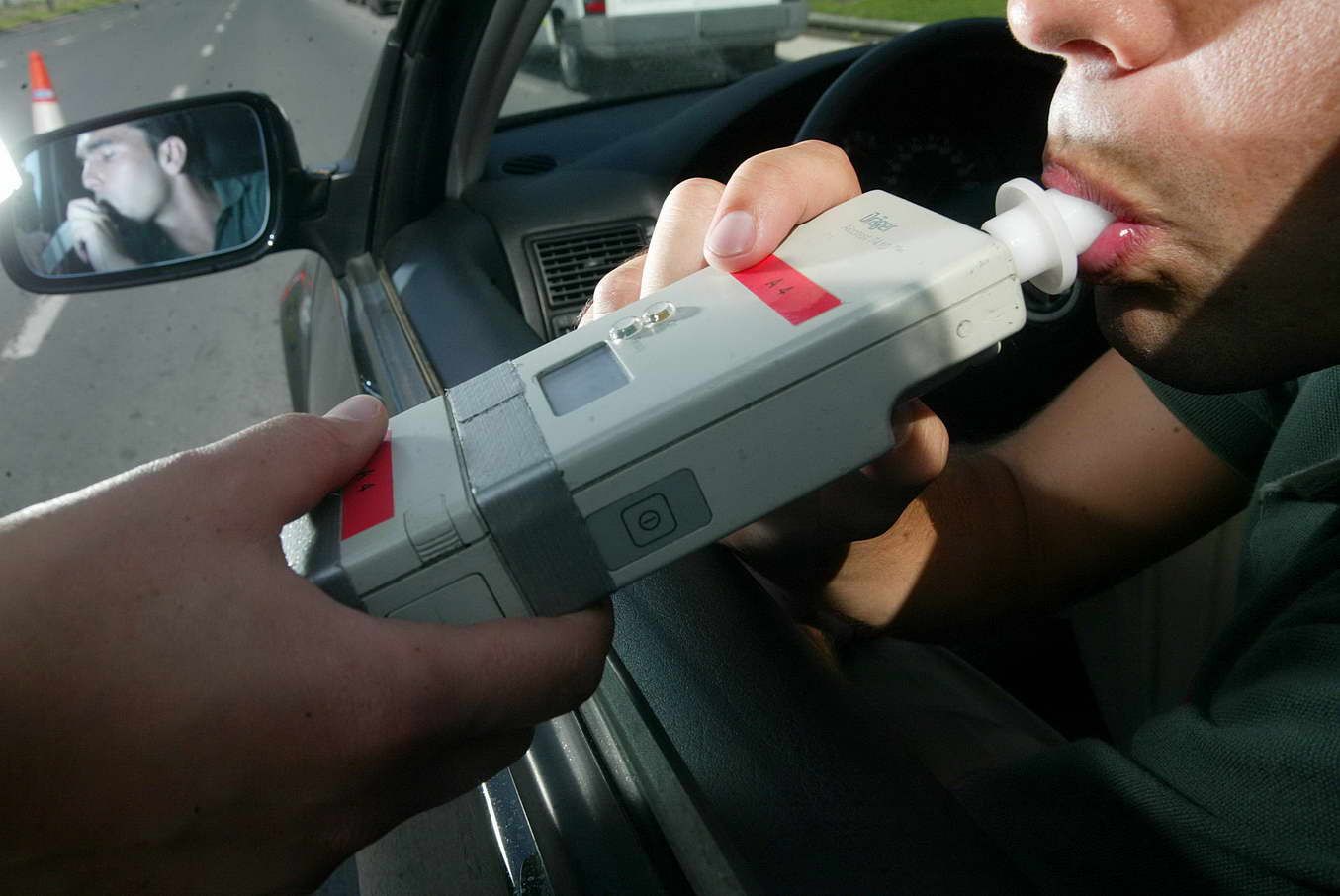 MONCALIERI - Troppo ubriaco per soffiare nell'etilometro e viene denunciato