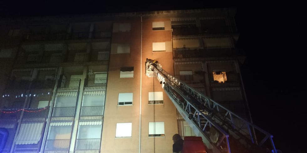ORBASSANO - Incendio in un appartamento in via Gramsci: palazzina evacuata