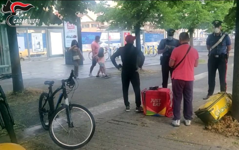 CINTURA - Controlli dei carabinieri sulle condizioni di lavoro dei riders del cibo a domicilio