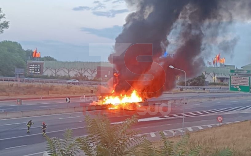 TERRIBILE INCIDENTE IN TANGENZIALE - TIR SI RIBALTA E PRENDE FUOCO: UN MORTO - FOTO