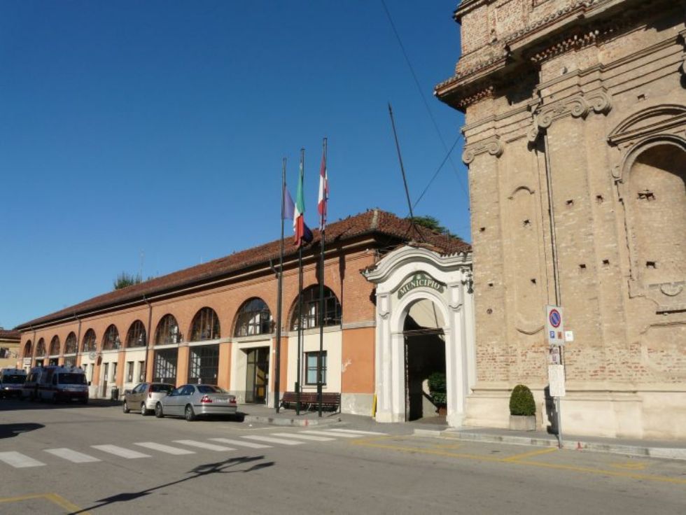 CARMAGNOLA - Arrivano le panchine con i divisori per scoraggiare i clochard