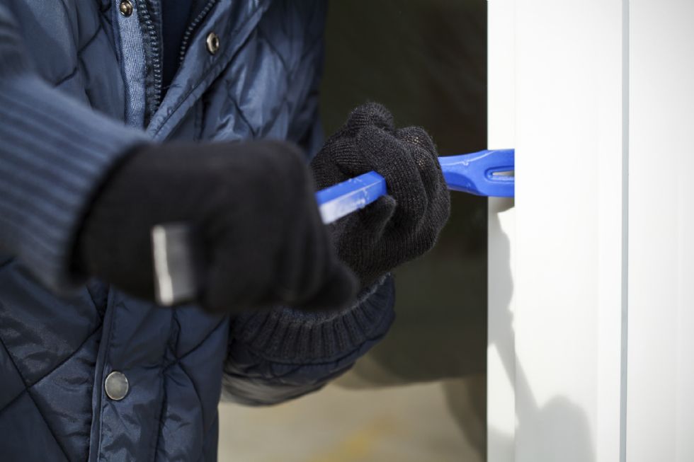 BEINASCO - Ladri di liquori assaltano il supermercato chiuso