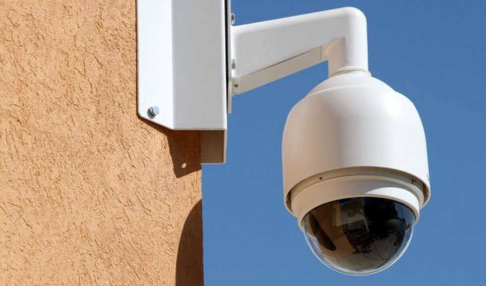 BEINASCO - Le telecamere pizzicano ladruncoli e vandali: due denunce