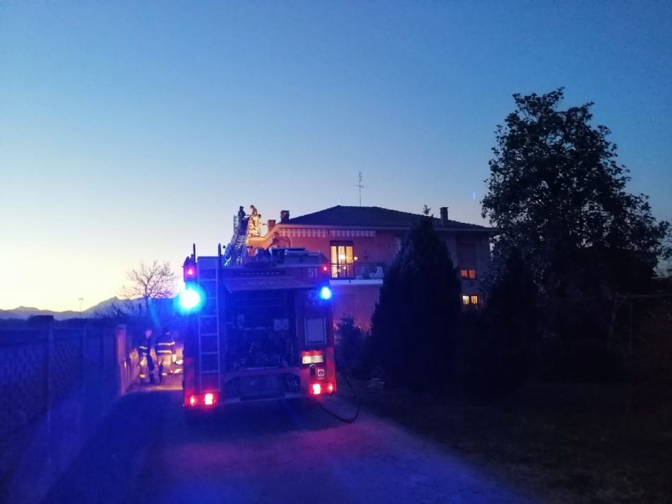 VINOVO - Paura per un incendio ad un tetto di un'azienda agricola